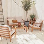 sweeek Salon de jardin en bois 4 places - Ushuaïa - Coussins écrus canapé fauteuils et table basse en acacia design – Image 9